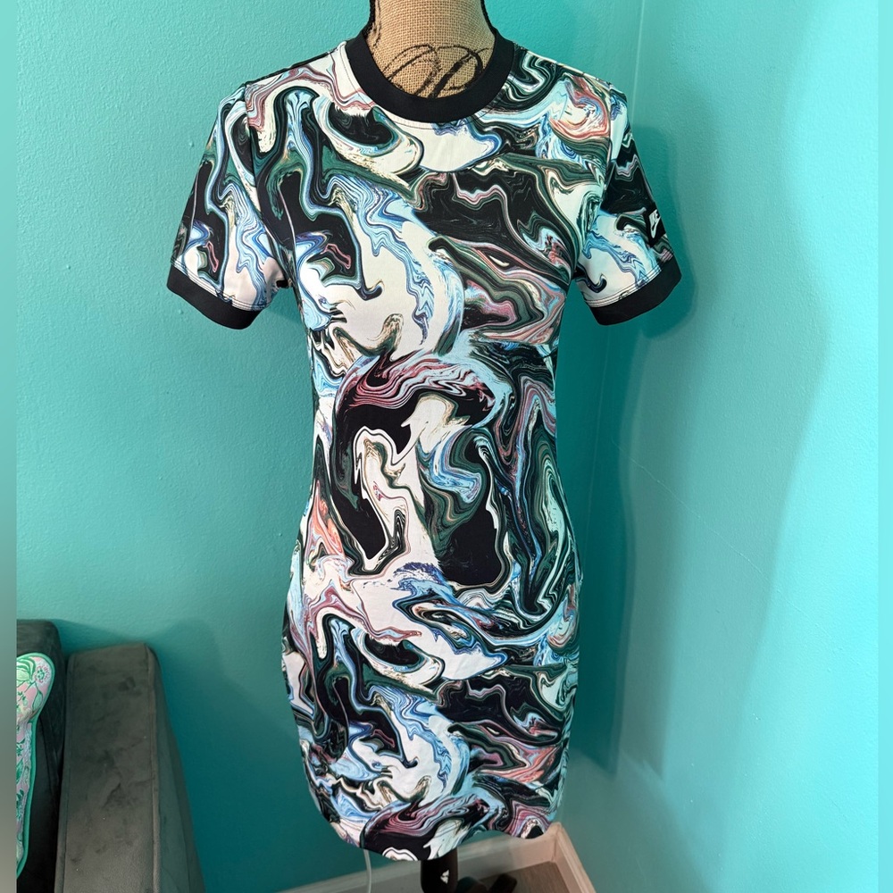 #76 EUC NIKE Women’s Abstract Pattern Short Sleeve T-shirt Dress Size Medium